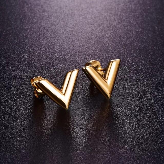 V  モチーフ ピアス gold レディースのアクセサリー(ピアス)の商品写真