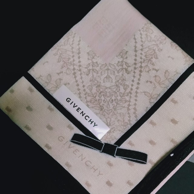 GIVENCHY(ジバンシィ)のW 35　ジバンシーハンカチ レディースのファッション小物(ハンカチ)の商品写真