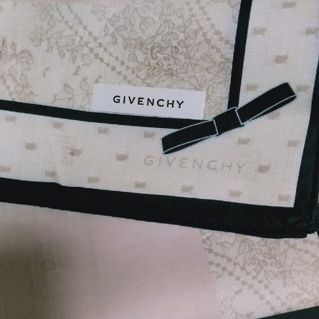 GIVENCHY(ジバンシィ)のW 35　ジバンシーハンカチ レディースのファッション小物(ハンカチ)の商品写真