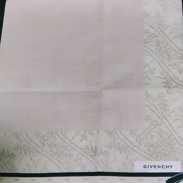 GIVENCHY(ジバンシィ)のW 35　ジバンシーハンカチ レディースのファッション小物(ハンカチ)の商品写真