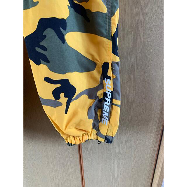 Supreme(シュプリーム)のsupreme 17aw warm up pant yellow camo s メンズのパンツ(ワークパンツ/カーゴパンツ)の商品写真