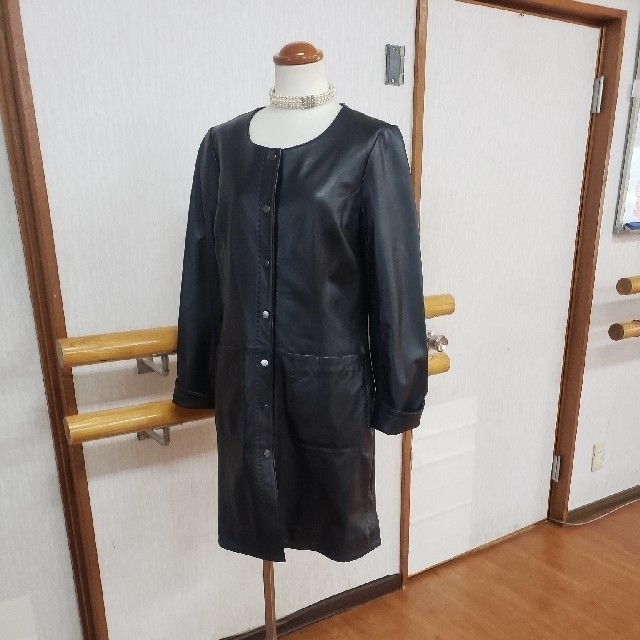 Zelal 元町　羊レザーコート　ブラック　未使用 レディースのジャケット/アウター(ノーカラージャケット)の商品写真