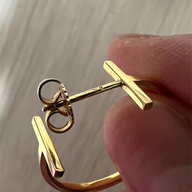 Tiffany & Co.(ティファニー)のティファニー　Tiffany  TワイヤK18 フープピアス　イエローゴールド レディースのアクセサリー(ピアス)の商品写真