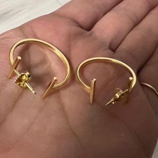 ティファニー(Tiffany & Co.)のティファニー　Tiffany  TワイヤK18 フープピアス　イエローゴールド(ピアス)