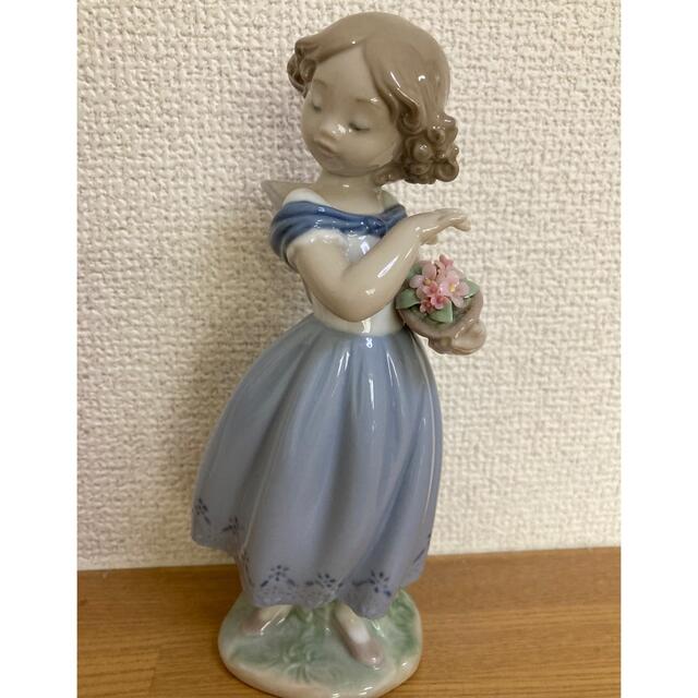 リヤドロ　お花を持つ女の子　陶器人形