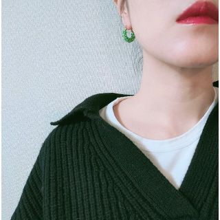 トゥデイフル(TODAYFUL)のemeraldgreen×goldピアス(ピアス)