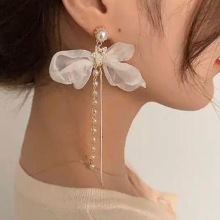 韓国　ピアス　ホワイト　シフォン　リボン　パール　ロングピアス(ピアス)