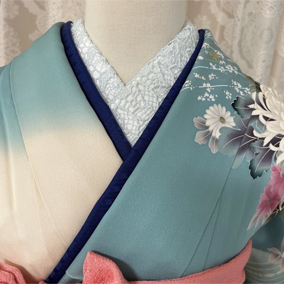 刺繍入り　吉祥乱大輪菊　暈し染め　振袖フルセット　成人式　水色　卒業式　花紋　白 レディースの水着/浴衣(振袖)の商品写真