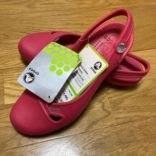 クロックス(crocs)のりっこ様専用　宝石付オリビアウーマン.クランベリー23cm w 7(サンダル)