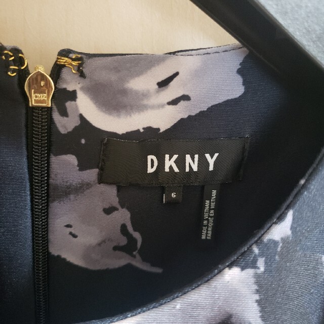 DKNY(ダナキャランニューヨーク)のDKNY ダナキャラン 黒 花柄 膝丈 レディース ワンピース パーティ 入学式 レディースのワンピース(ひざ丈ワンピース)の商品写真