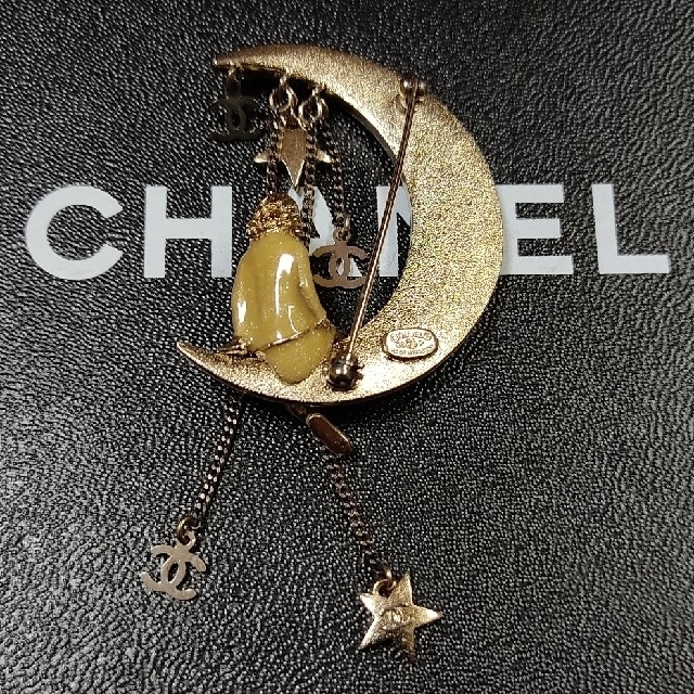 CHANEL(シャネル)のCHANEL　ブローチ　ココ・シャネル　ムーン　ラインストーン レディースのアクセサリー(ブローチ/コサージュ)の商品写真