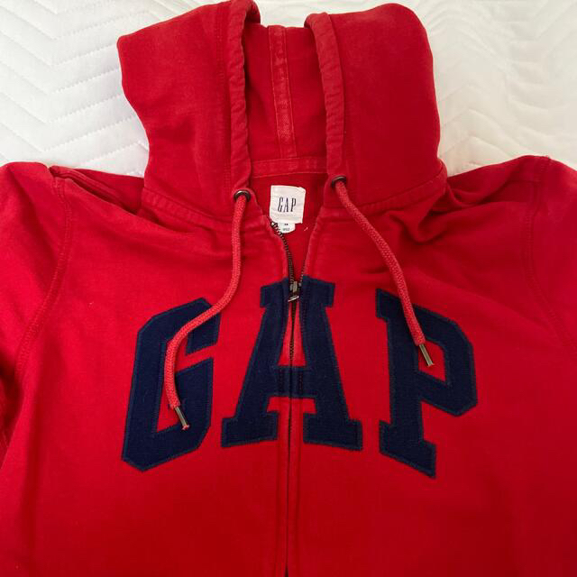 GAP(ギャップ)のGAP パーカー　赤 レディースのトップス(パーカー)の商品写真