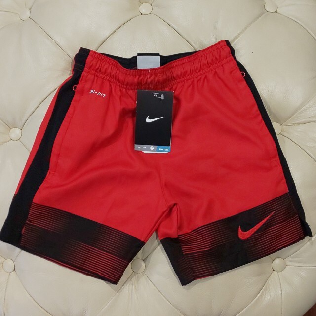 NIKE(ナイキ)の★新品★ナイキ ハーフパンツ 130 レッド スポーツ/アウトドアのサッカー/フットサル(ウェア)の商品写真