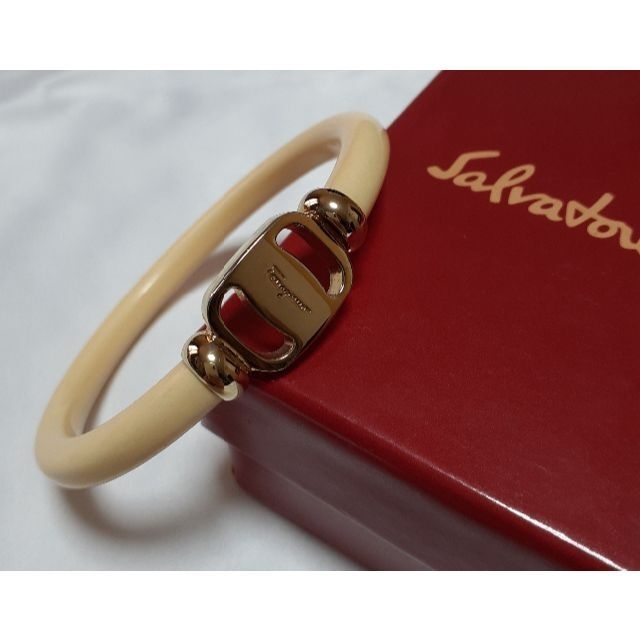 Salvatore Ferragamo(サルヴァトーレフェラガモ)のSalvatore Ferragamo　フェラガモ　ブレスレット レディースのアクセサリー(ブレスレット/バングル)の商品写真