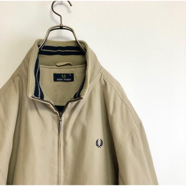 FRED PERRY(フレッドペリー)の古着　フレッドペリー　中綿ジャケット　Ｍ　裏地キルトロゴ　フルジップ メンズのジャケット/アウター(ブルゾン)の商品写真