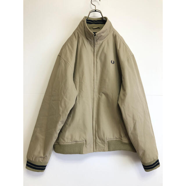 FRED PERRY(フレッドペリー)の古着　フレッドペリー　中綿ジャケット　Ｍ　裏地キルトロゴ　フルジップ メンズのジャケット/アウター(ブルゾン)の商品写真