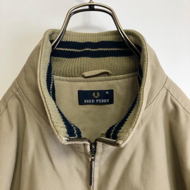 FRED PERRY(フレッドペリー)の古着　フレッドペリー　中綿ジャケット　Ｍ　裏地キルトロゴ　フルジップ メンズのジャケット/アウター(ブルゾン)の商品写真