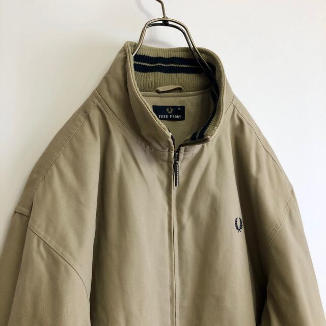 FRED PERRY(フレッドペリー)の古着　フレッドペリー　中綿ジャケット　Ｍ　裏地キルトロゴ　フルジップ メンズのジャケット/アウター(ブルゾン)の商品写真