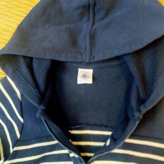 PETIT BATEAU(プチバトー)のプチバトー　PETIT BATEAU　フード付きパーカー　86センチ使用済商品 キッズ/ベビー/マタニティのベビー服(~85cm)(トレーナー)の商品写真