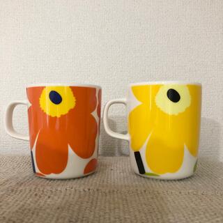 マリメッコ(marimekko)のマリメッコ　マグカップ　オレンジ　イエロー　2個セット(グラス/カップ)