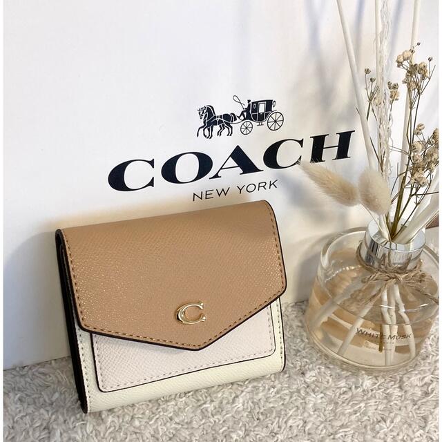 希少✨美品【COACH】コーチ　白 財布　　ベージュ　折財布　ミニシグネチャー