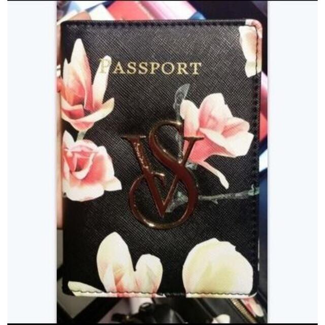 Victoria's Secret(ヴィクトリアズシークレット)のvictoria's secret ♥ パスポートケース レディースのファッション小物(パスケース/IDカードホルダー)の商品写真