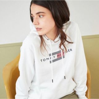 トミーヒルフィガー(TOMMY HILFIGER)のトミーヒルフィガー　パーカー　白(パーカー)