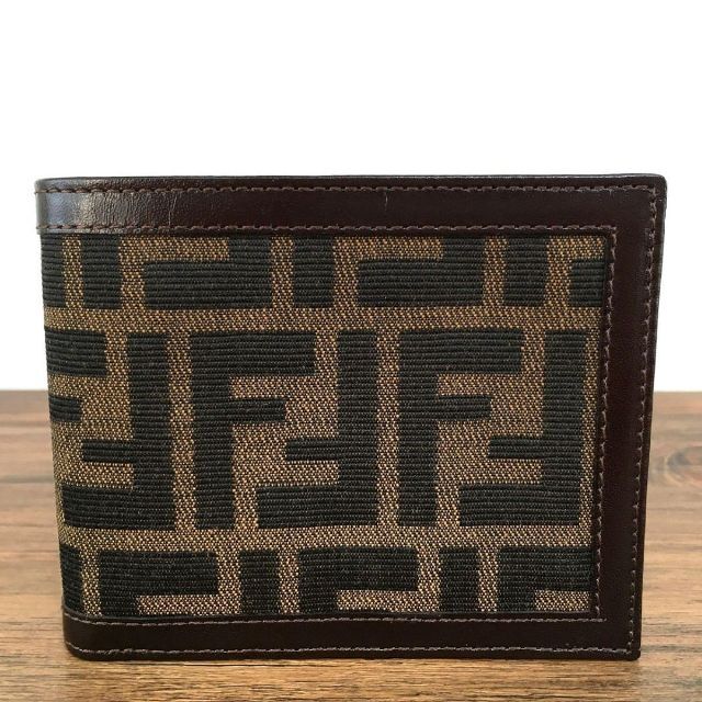 Salvatore Ferragamo(サルヴァトーレフェラガモ)の未使用品 FENDI 二つ折り札入れ ズッカ柄 箱付き 404 レディースのファッション小物(財布)の商品写真