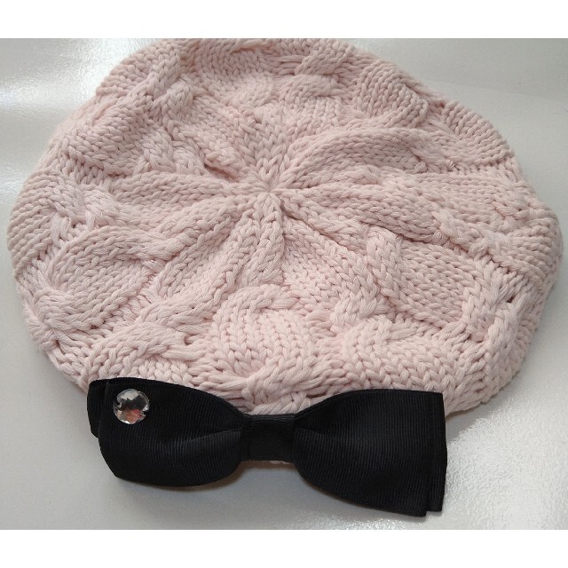 ケーブル編みニットベレー帽（リボンブローチ付） / 桃色ピンク レディースの帽子(ハンチング/ベレー帽)の商品写真