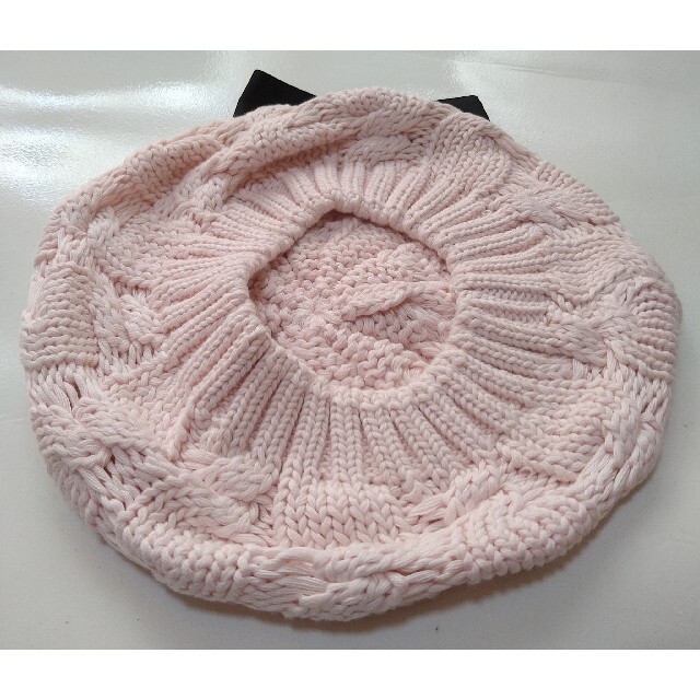 ケーブル編みニットベレー帽（リボンブローチ付） / 桃色ピンク レディースの帽子(ハンチング/ベレー帽)の商品写真