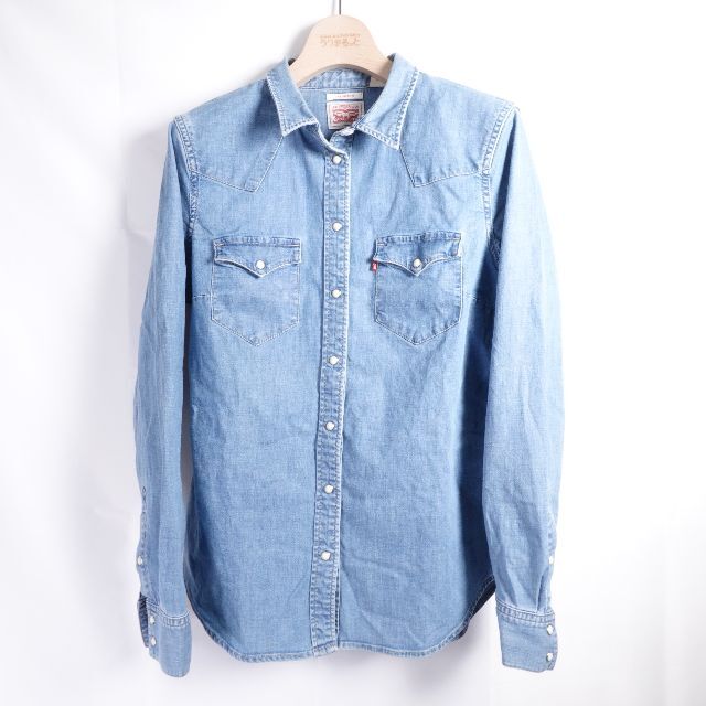 Levi's(リーバイス)のLEVI'S リーバイス　デニムシャツ　レディース　ブルー レディースのトップス(シャツ/ブラウス(長袖/七分))の商品写真