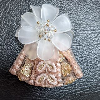 立体フラワー&インド刺繍光沢あり　ハンドメイドコサージュ　入学式卒業式(コサージュ/ブローチ)