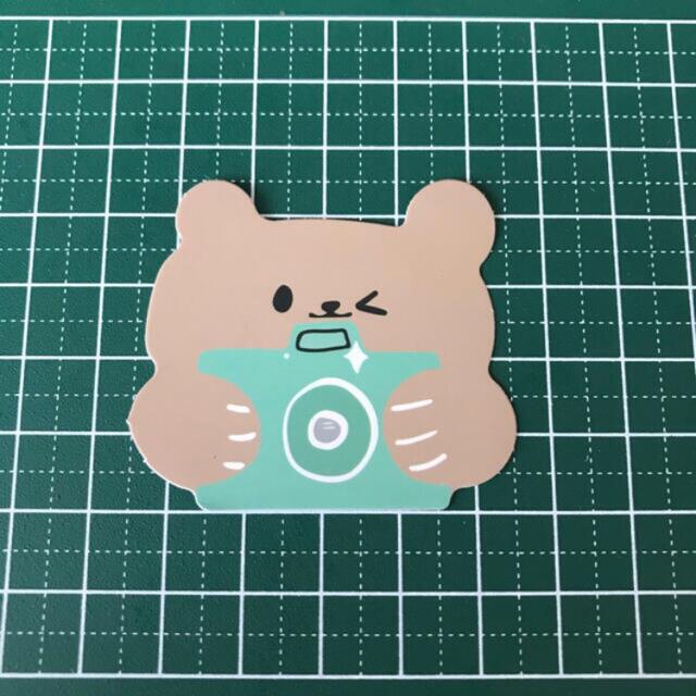 絵本風ほのぼのイラスト カメラをかまえるくまちゃん 防水ステッカー 自動車/バイクのバイク(ステッカー)の商品写真