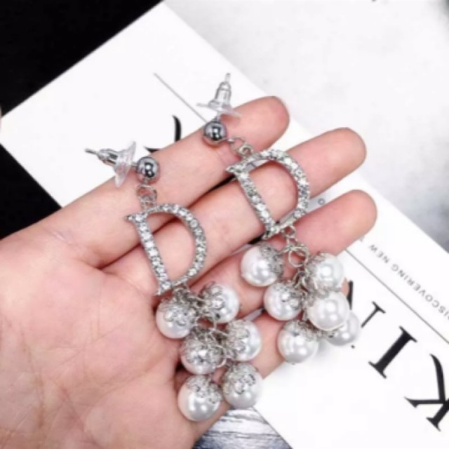 インポート❣️Dロゴパールビジューピアス(シルバー) レディースのアクセサリー(ピアス)の商品写真