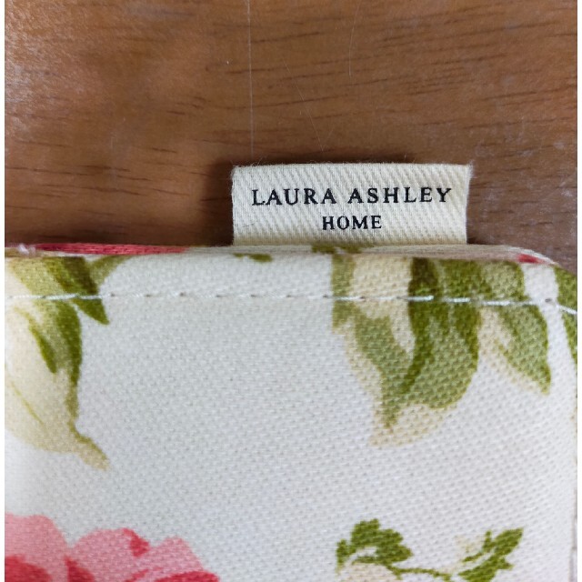 LAURA ASHLEY(ローラアシュレイ)のローラ　アシュレイ　パスケース　花柄 レディースのファッション小物(名刺入れ/定期入れ)の商品写真