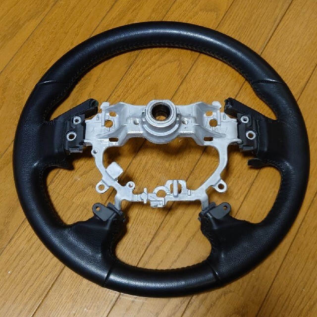 三菱(ミツビシ)の【中古】三菱デリカD:5 後期型 純正ステアリング 自動車/バイクの自動車(車種別パーツ)の商品写真