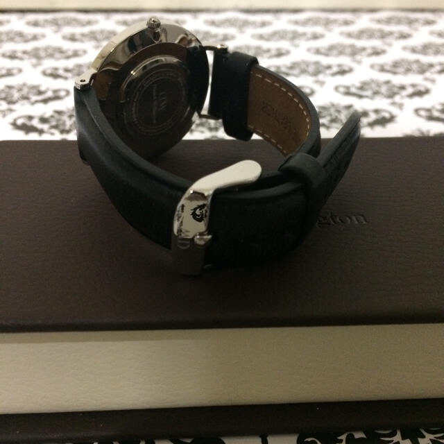Daniel Wellington(ダニエルウェリントン)のDaniel Wellington 腕時計 ホワイト文字盤ブラックベルト 正規品 レディースのファッション小物(腕時計)の商品写真
