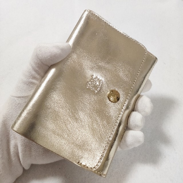 IL BISONTE(イルビゾンテ)の【新品】イルビゾンテ 二つ折り財布 スリムコンパクト プラチナゴールド レディースのファッション小物(財布)の商品写真