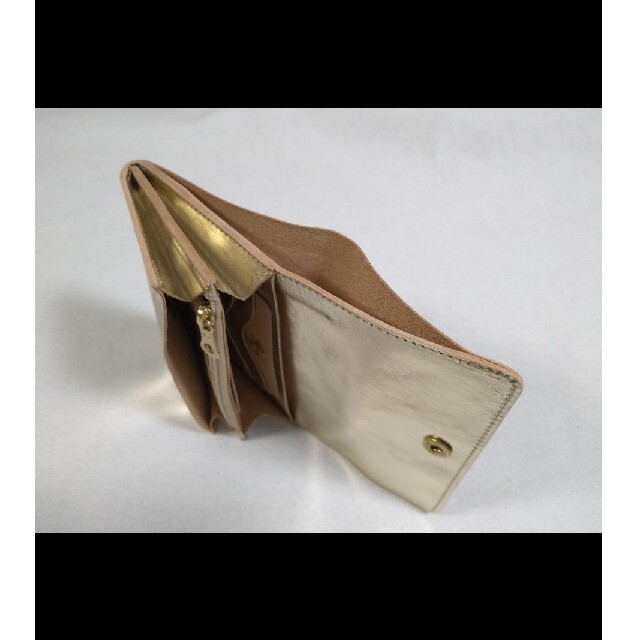 IL BISONTE(イルビゾンテ)の【新品】イルビゾンテ 二つ折り財布 スリムコンパクト プラチナゴールド レディースのファッション小物(財布)の商品写真