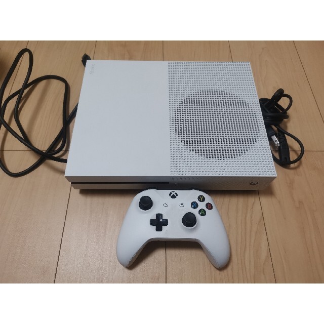 Xbox(エックスボックス)のXbox One S 1TB コントローラー付き エンタメ/ホビーのゲームソフト/ゲーム機本体(家庭用ゲーム機本体)の商品写真