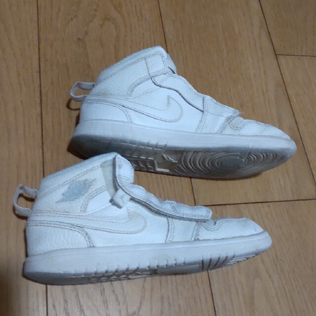 NIKE(ナイキ)のAIR JORDAN キッズスニーカー キッズ/ベビー/マタニティのキッズ靴/シューズ(15cm~)(スニーカー)の商品写真