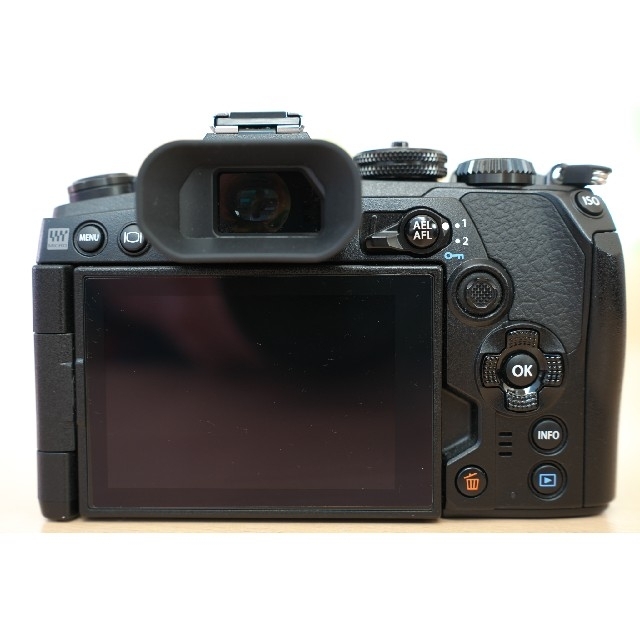 【美品】OM-D E-M1 Mark III ボディ（充電池計３個付）