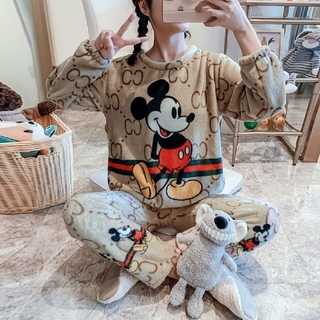 ディズニー(Disney)の2枚　ふわふわ　ミッキーマウス　パジャマ(ルームウェア)