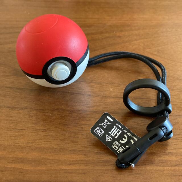 任天堂(ニンテンドウ)のモンスターボールplus ポケモンボール　レッツゴーピカチュウ　ポケモンGO エンタメ/ホビーのゲームソフト/ゲーム機本体(家庭用ゲームソフト)の商品写真