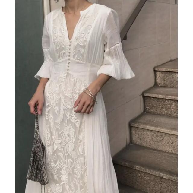 Ameri VINTAGE(アメリヴィンテージ)のAMERI❤️MEDI EMBROIDERY TULLE LACE DRESS レディースのワンピース(ロングワンピース/マキシワンピース)の商品写真