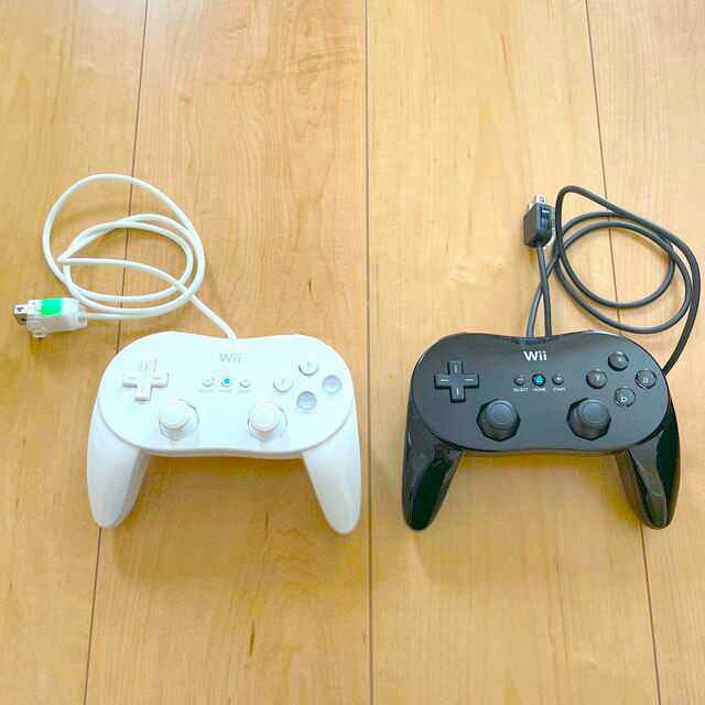 任天堂(ニンテンドウ)のwii コントローラー　2セット エンタメ/ホビーのゲームソフト/ゲーム機本体(家庭用ゲーム機本体)の商品写真