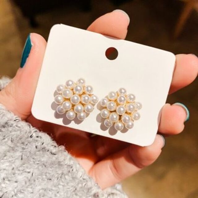 【新品】ホワイトパールピアス　シンプルかわいい レディースのアクセサリー(ピアス)の商品写真