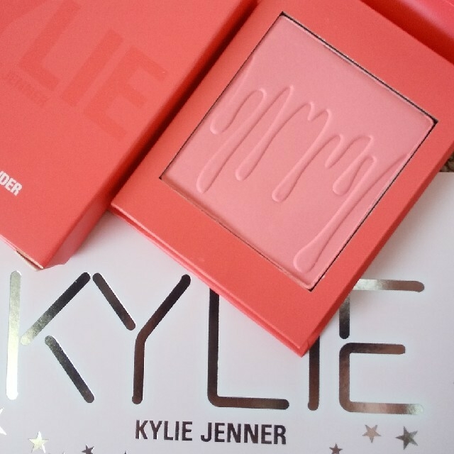 Kylie Cosmetics(カイリーコスメティックス)のKyliecosmetics チーク HOT&BOTHERED 新品 コスメ/美容のベースメイク/化粧品(チーク)の商品写真