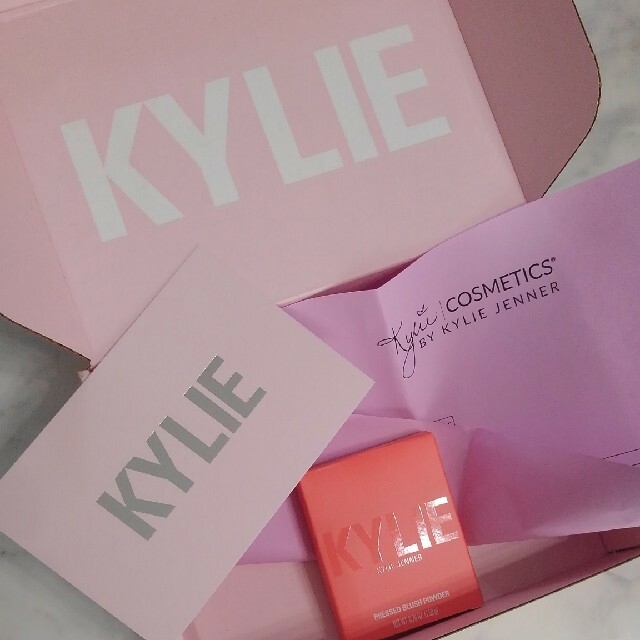 Kylie Cosmetics(カイリーコスメティックス)のKyliecosmetics チーク HOT&BOTHERED 新品 コスメ/美容のベースメイク/化粧品(チーク)の商品写真