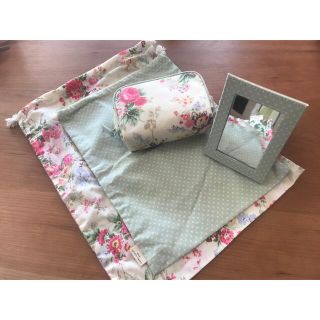 ローラアシュレイ(LAURA ASHLEY)の新品❗️ローラアシュレイ　ポーチ　鏡　巾着　セット　トラベル(ポーチ)